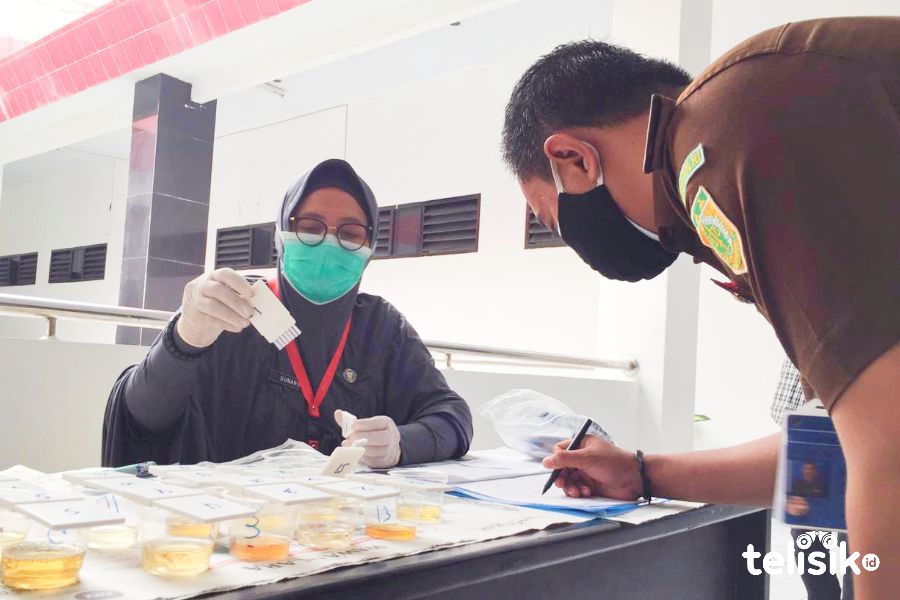 Pegawai dan Jaksa Kejari Kendari Tes Urine