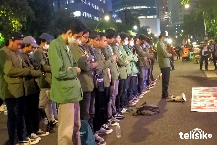 Pendemo Omnibus Law Gelar Shalat Gaib di Jatim