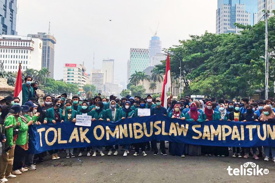 Pendemo Tolak Omnibus Law Mulai Padati Kawasan Patung Kuda