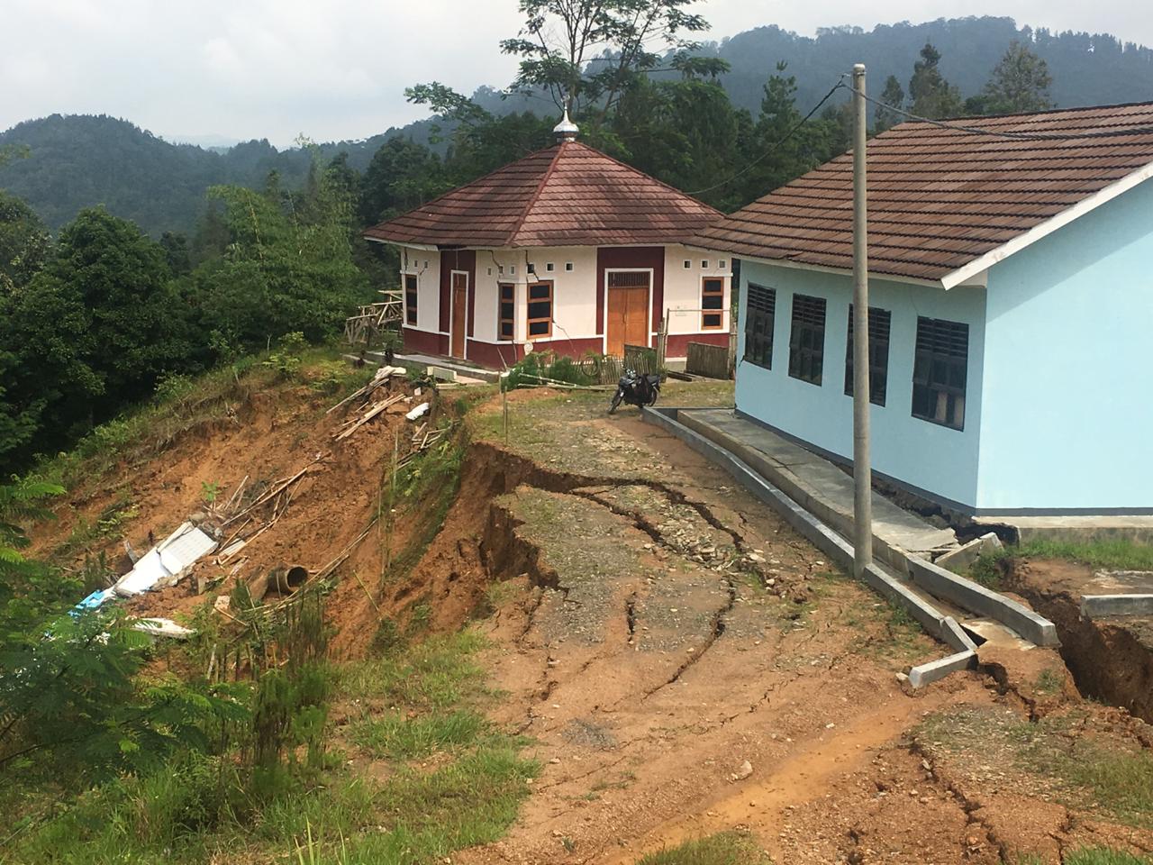 Pergerakan Tanah di Lebak, Satu Sekolah Rusak Parah