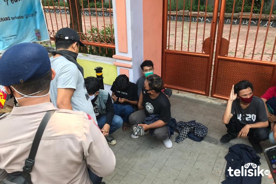 Polisi Amankan Puluhan Anak Muda di Belakang DPR RI