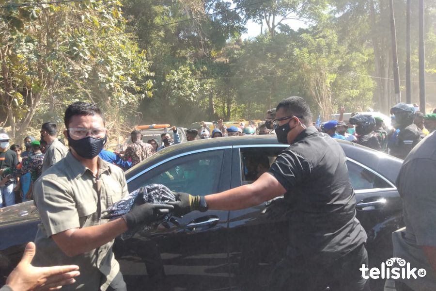 Presiden Jokowi Bagi-bagi Kaos di Jembatan Teluk Kendari