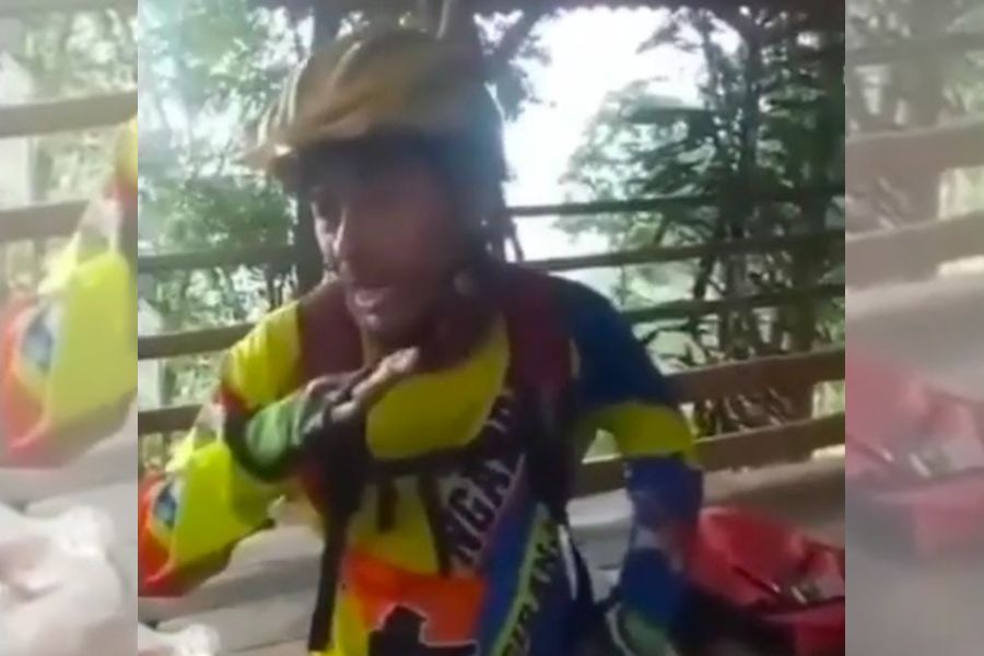 Pria Berhelm Ini Viral, Gegara Sebut Omnibus Law Jadi Melly Goeslaw