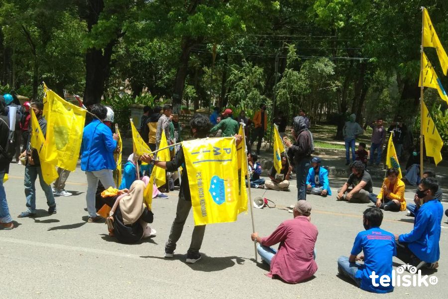 Ratusan Massa Aksi Tolak Omnibus Law Mulai Berkumpul di Perempatan Eks MTQ
