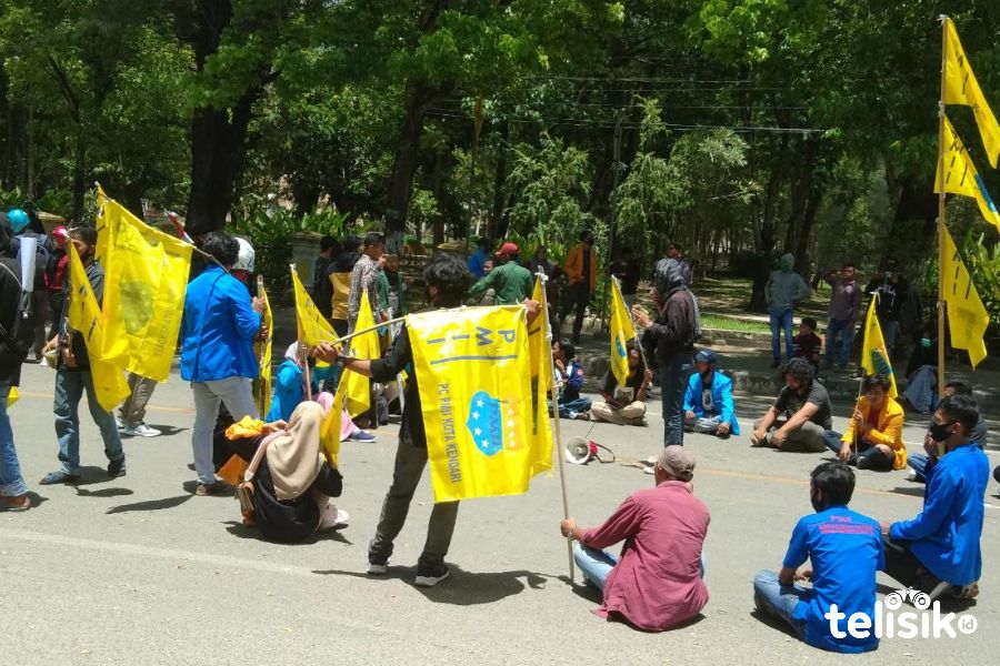 Ratusan Massa Aksi Tolak Omnibus Law Mulai Berkumpul di Perempatan Eks MTQ