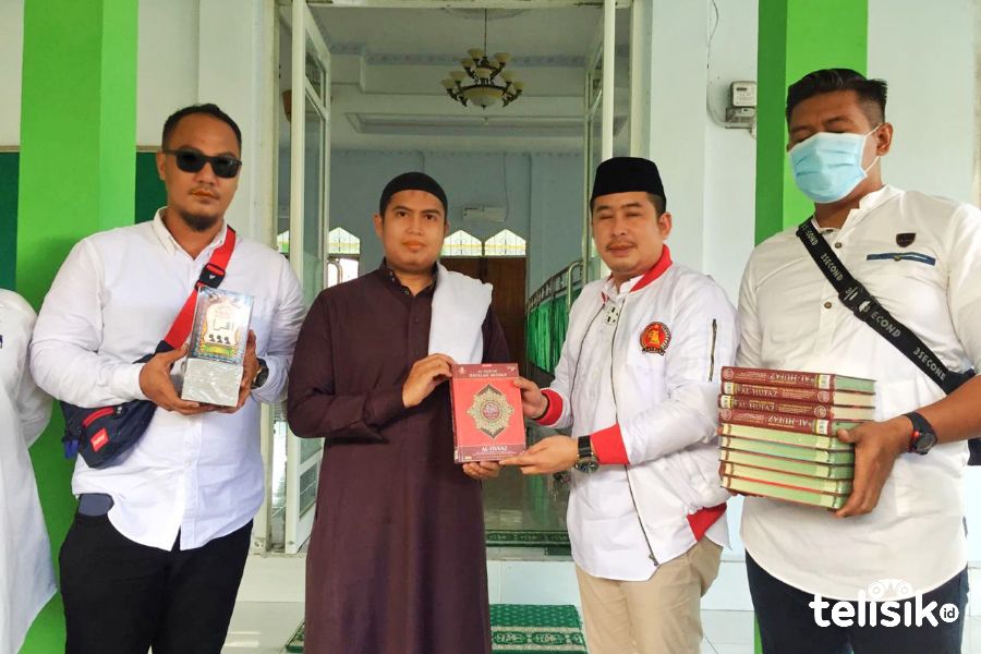 Sejumlah Masjid di Kendari Dapat Bantuan Al Qur'an