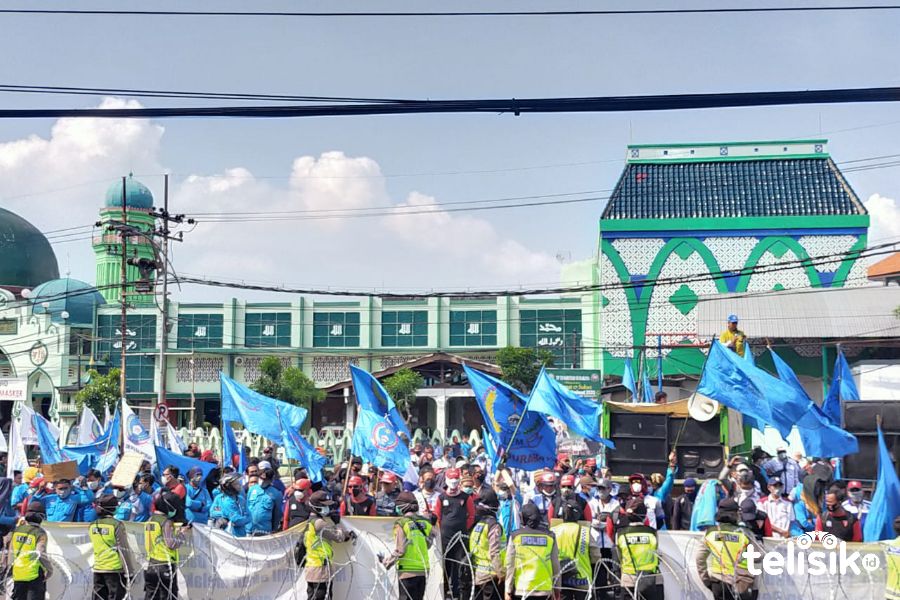 Selain Tolak Omnibus Law Buruh Jatim Minta Kenaikan UMK 2021