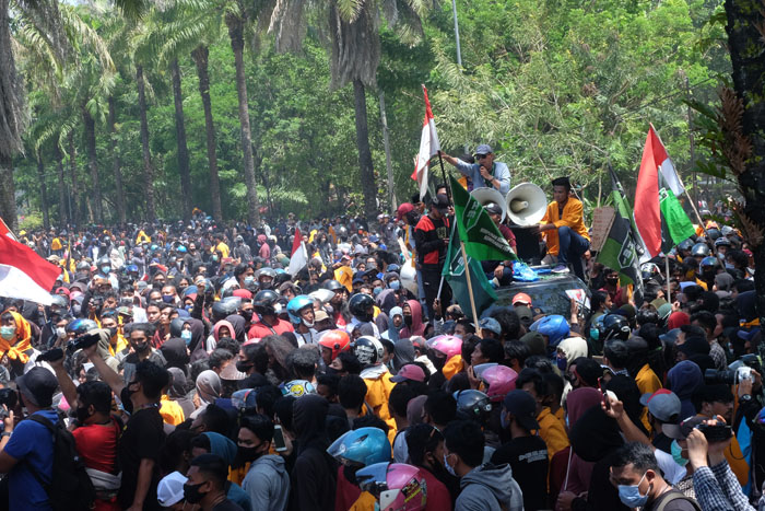 Tembus Blokade Polisi, Ribuan Massa Duduki Kantor DPRD Sultra