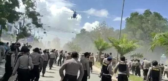 Terbangkan Helikopter Bubarkan Unjuk Rasa, Empat Polisi Dipenjara