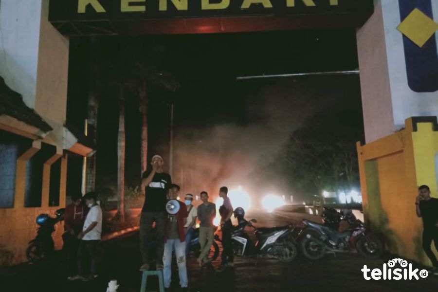 Tolak Kedatangan Jokowi, KMB Sultra Aksi Blokade Gerbang Ranomeeto