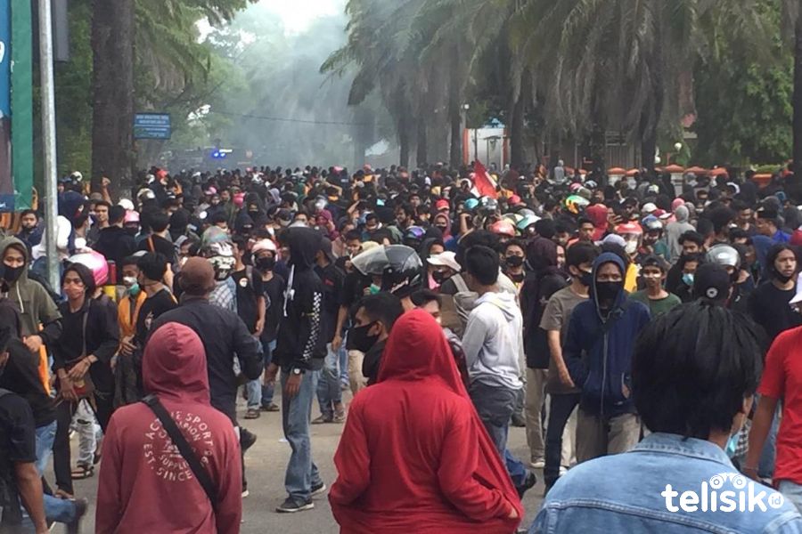 Tolak UU Cipta Kerja, Demo di Kendari Bentrok