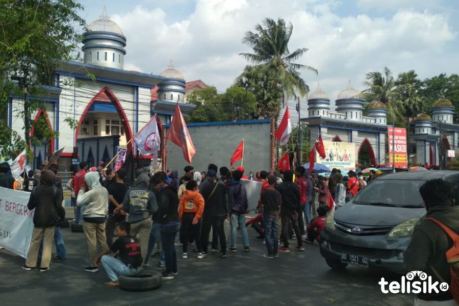 Tolak UU Cipta Kerja, Mahasiswa Blokir Jalur Gowa-Makassar