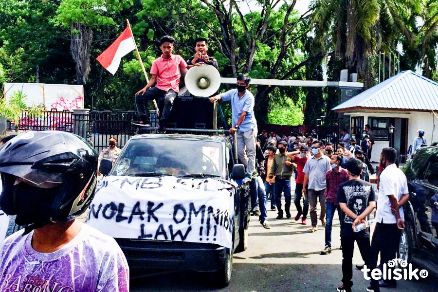 Tolak UU Cipta Kerja, Massa Mulai Geruduk DPRD Sultra