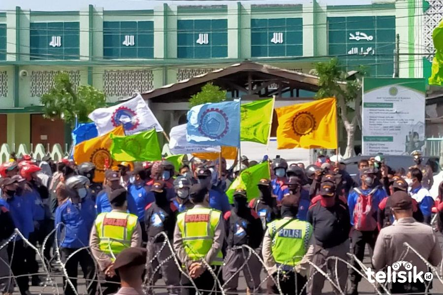 Tolak UU Omnibus Law, Buruh Surabaya Gelar Aksi