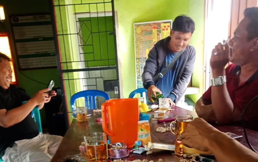Viral, Sekcam Sanrobone Takalar Sekaligus Plt Kades Tonasa Diduga Pesta Miras di Kantor Desa
