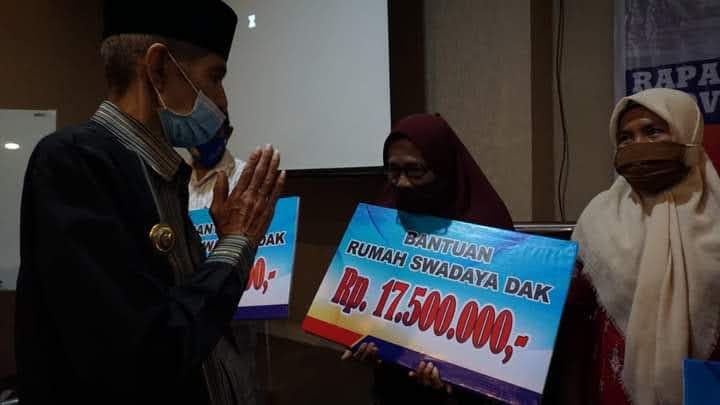 Wali Kota Baubau Serahkan 607 Unit Bantuan Stimulan Perumahan Swadaya