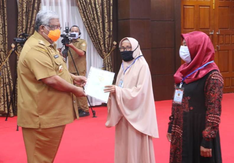 Pemprov Serahkan 15.000 Sertifikat Tanah untuk Warga Sultra