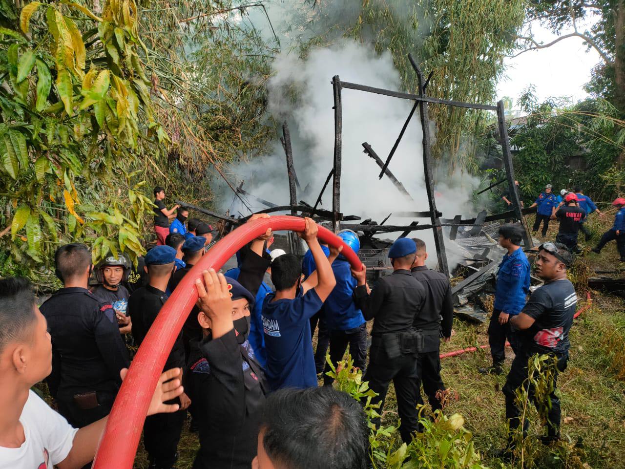 Aksi Sigap Brimob Polda Sulsel Bantu Damkar Padamkan Kebakaran