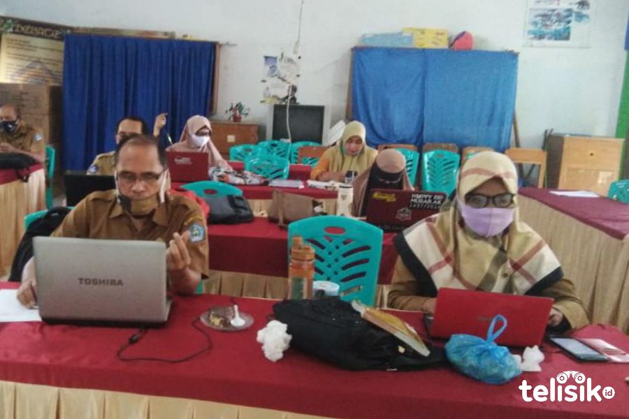 Cerita di Balik Belajar Daring, Anak Berbagi HP dengan Ayahnya