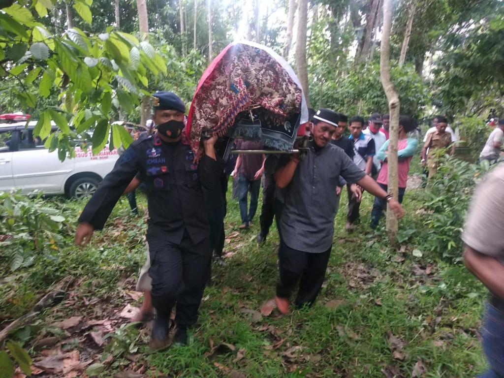 Danyon Usung Keranda Jenazah Anggotanya Hingga ke Liang Lahat