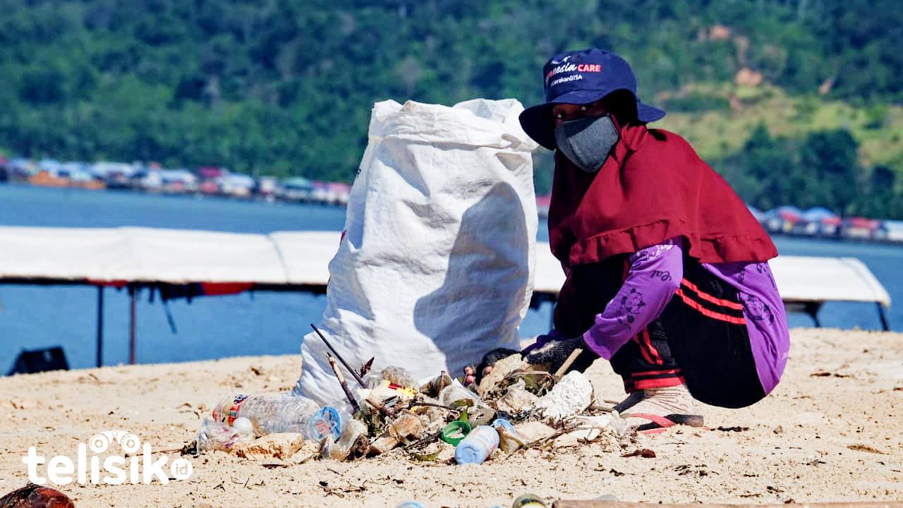 Foto Humanis: Menjaga Kebersihan Pulau Bokori