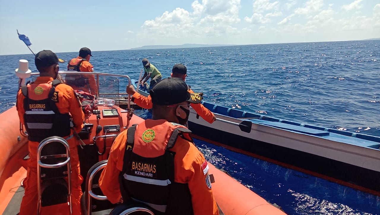 Kapal Pemancing Terombang-ambing di Perairan Wakatobi