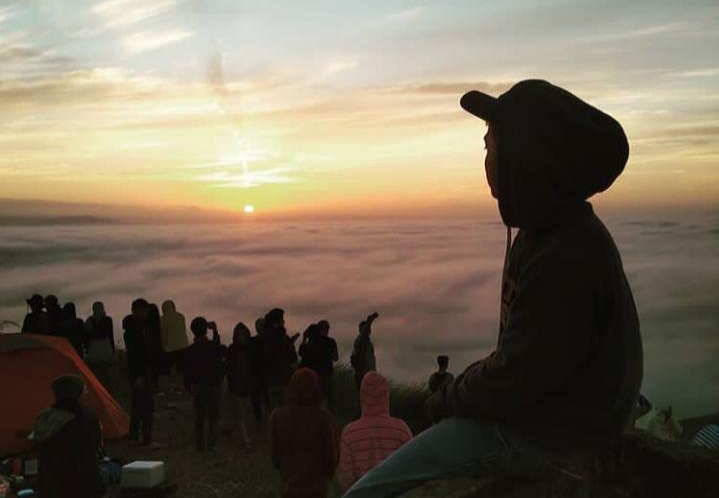 Keindahan Negeri di Atas Awan Puncak Ahuawali