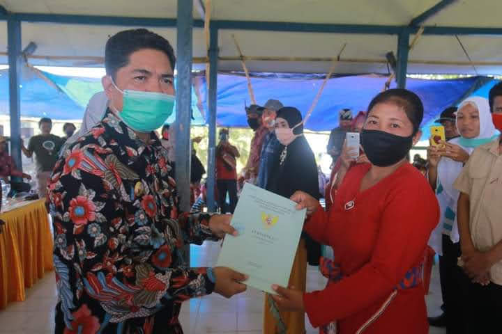 Kurangi Sengketa Lahan, Pemkab Buton Serahkan SHM Transmigran
