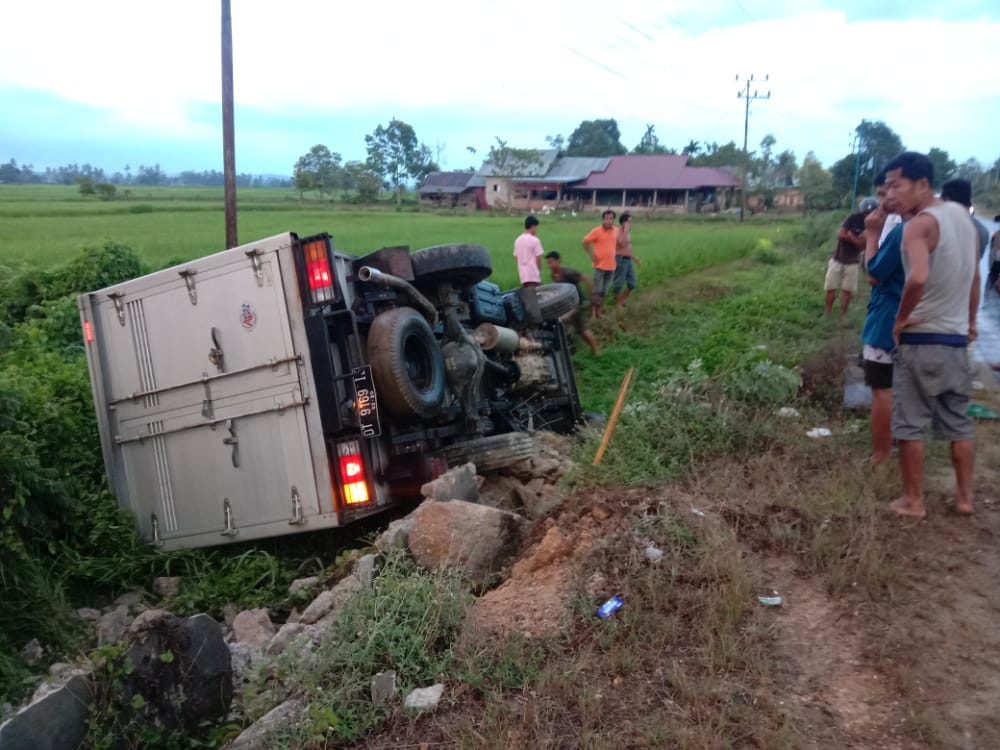 Mobil Box Terbalik di Jalan Poros Konawe