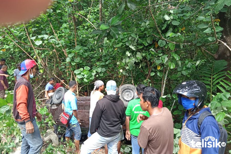Mobil di Baubau Terguling Masuk Hutan