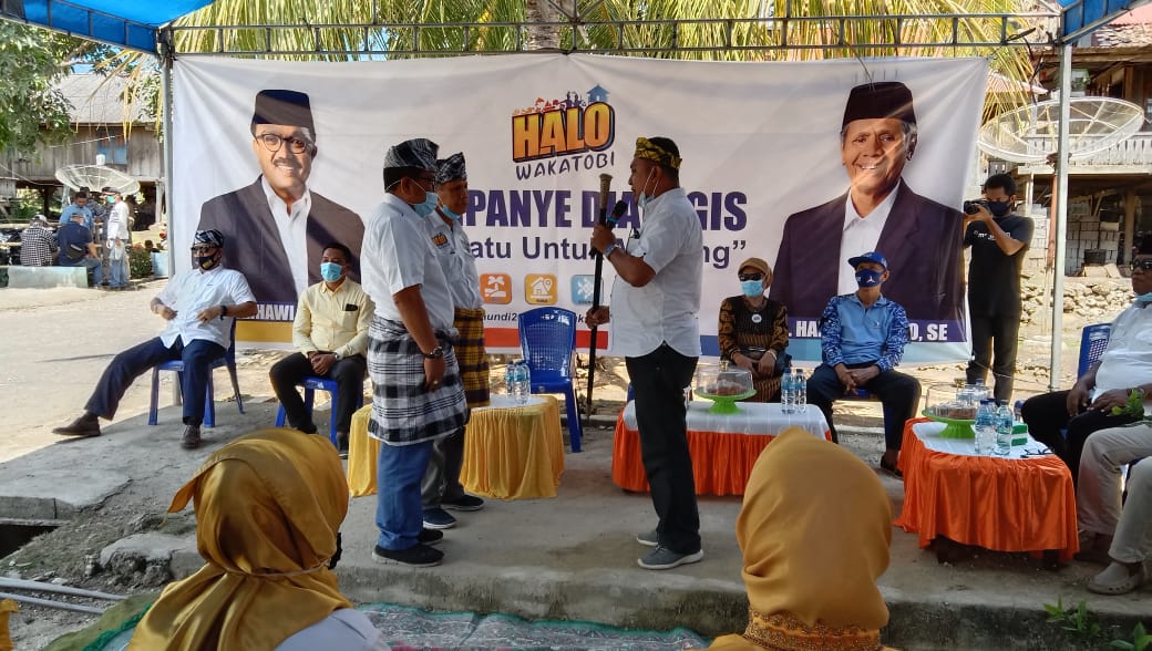 Paslon HALO Dianugerahi Tongkat Kepemimpinan Generasi Milenial Kaledupa