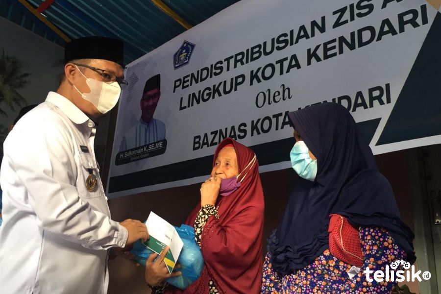 Lansia Peroleh Zakat ASN Kota Kendari