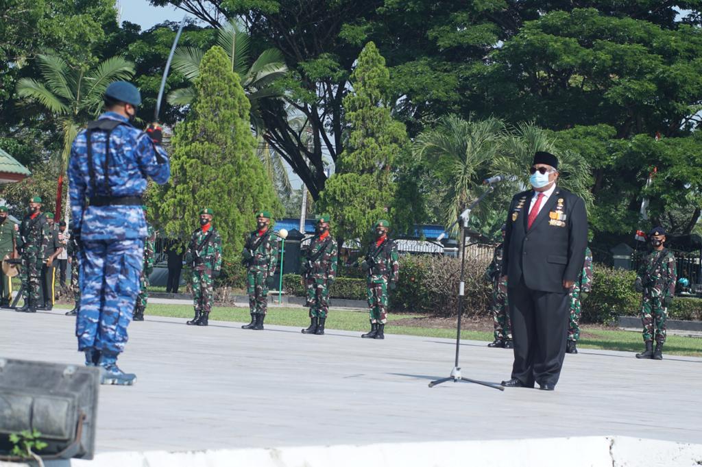 Pemprov Sultra Ziarah di Makam Pahlawan dan Tabur Bunga