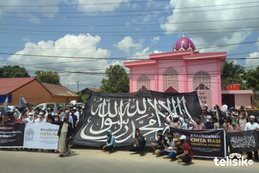 Peringati Maulid dengan Kibarkan Bendera Tauhid Raksasa
