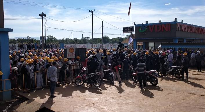 Ribuan Buruh PT VDNI Mogok Kerja