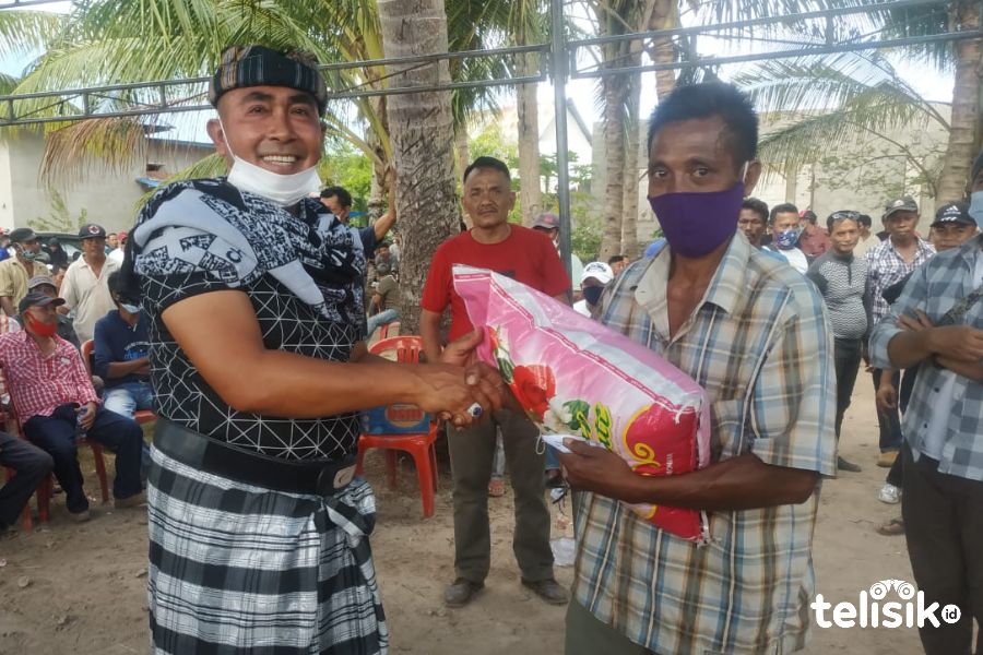 Umar Samiun Serahkan Bantuan Sembako kepada Warga Kaledupa