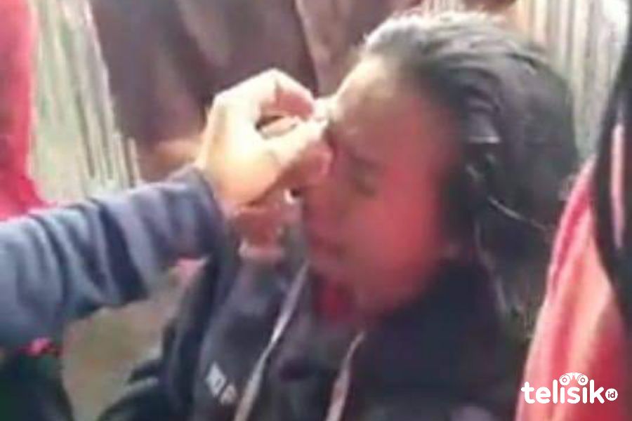 Viral, Oknum Polisi di Nias Bentrok dan Pukul Demonstran