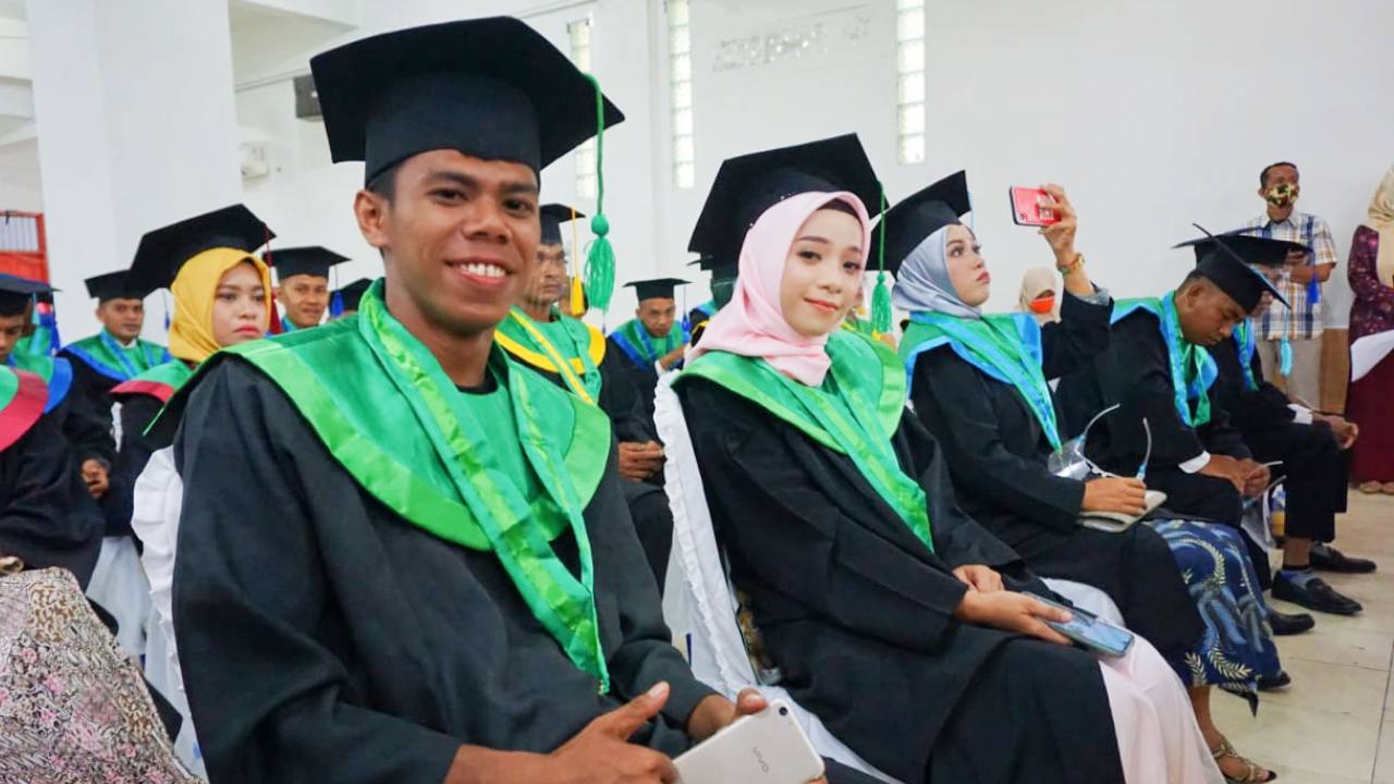 Wartawan Telisik Raih Predikat Wisudawan Terbaik