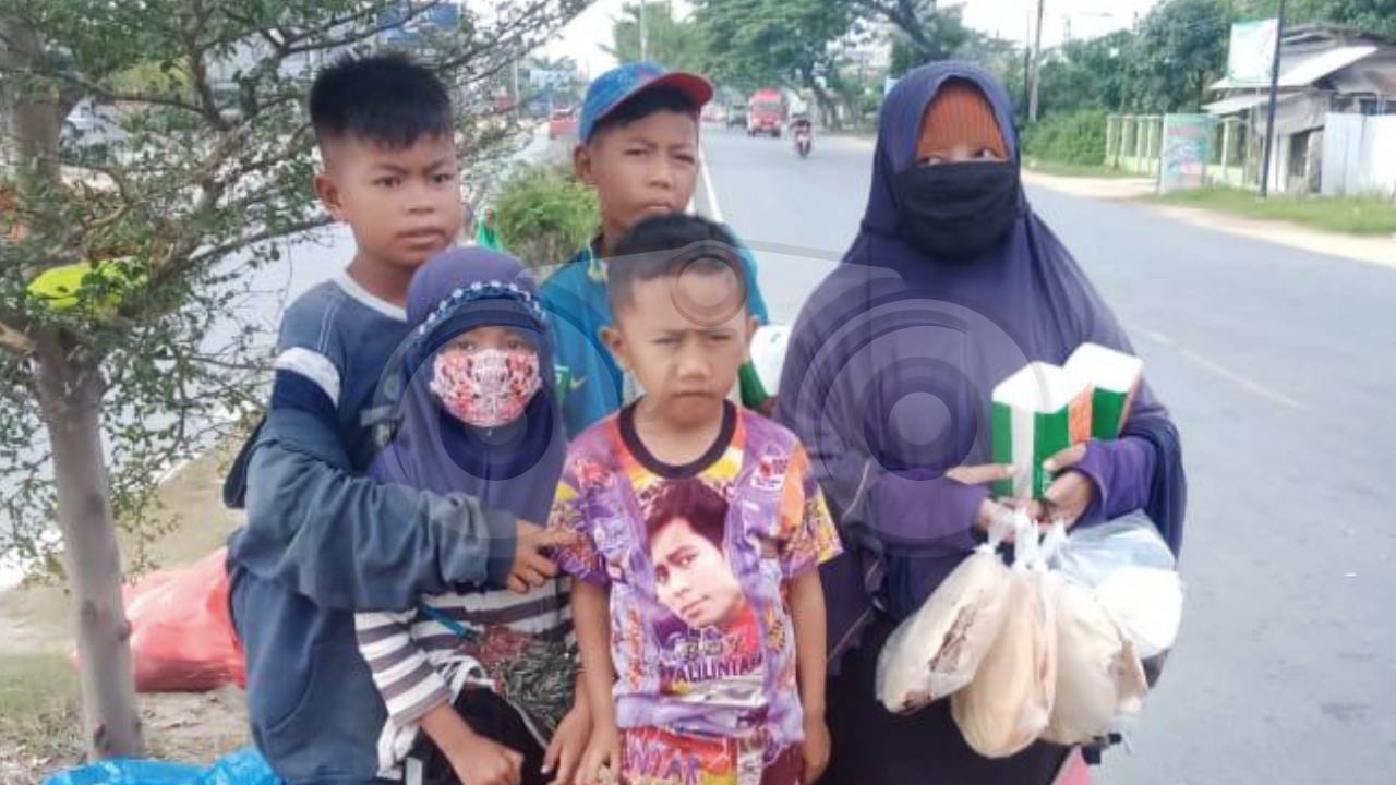 Bocah SD Ini Bantu Ibunya Berjualan di Lampu Merah Demi Sekolah