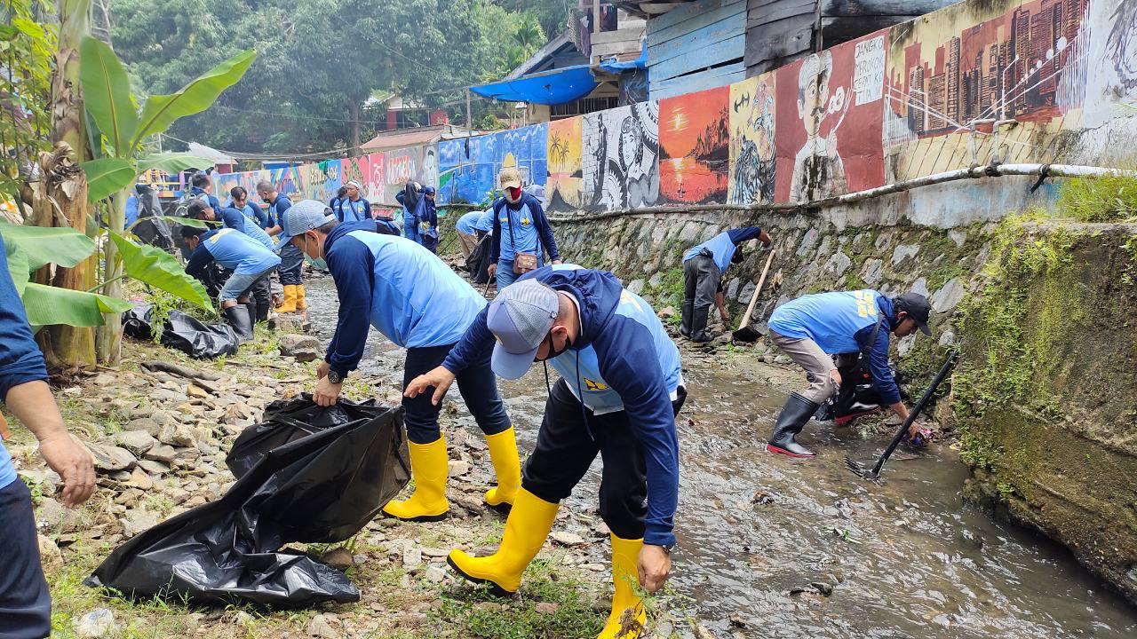 BWS Sulawesi IV Kendari Lakukan Aksi Bersih Sungai di Hari Bakti PU ke-75