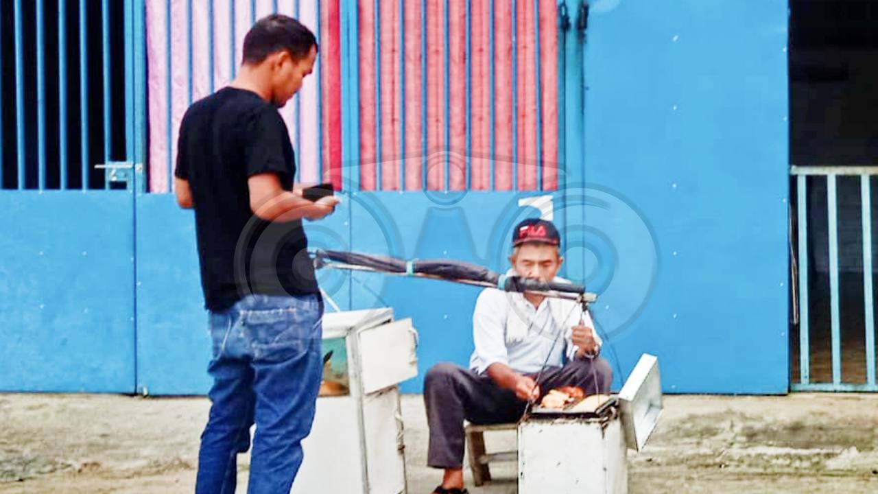 Dari Jualan Buroncong Keliling, Dua Anaknya Kini Sudah Sarjana