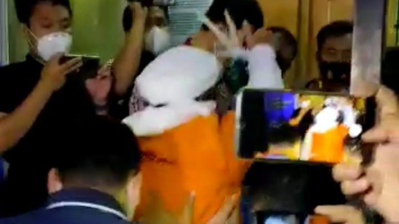 Dengan Tangan Terikat Usai Diperiksa, Habib Rizieq Langsung Ditahan