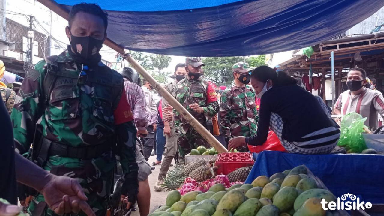Dinilai Ganggu Lalin, Ratusan Pedagang Pasar Terong Ditertibkan