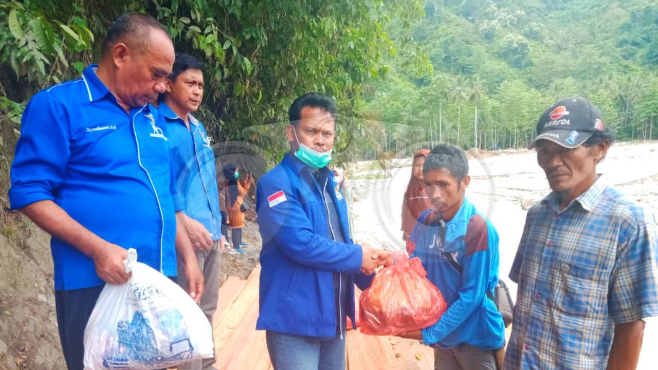 DPD Partai Demokrat Salurkan Bantuan Korban Banjir Bandang di Kolut
