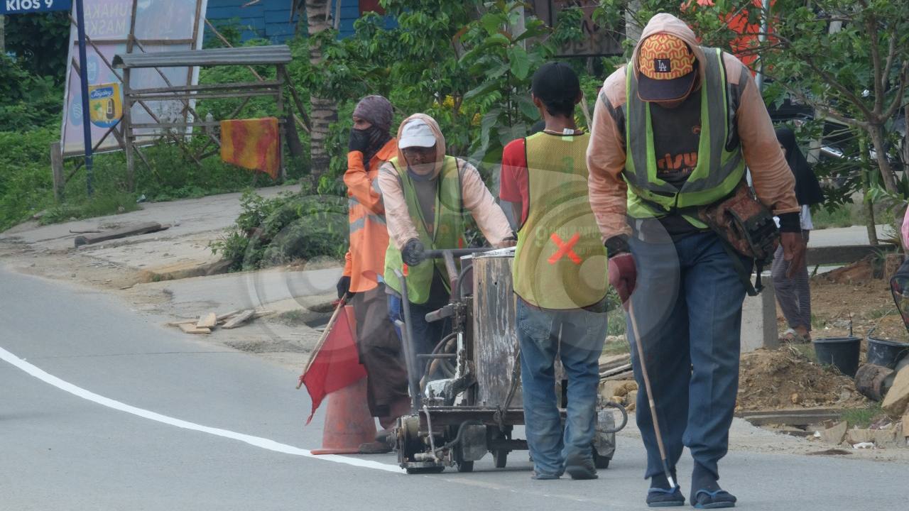 Foto Humanis: Pembuat Marka Jalan