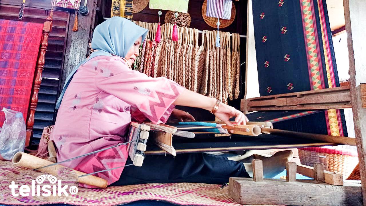Foto Humanis: Penjualan Tenun Tradisional Menurun