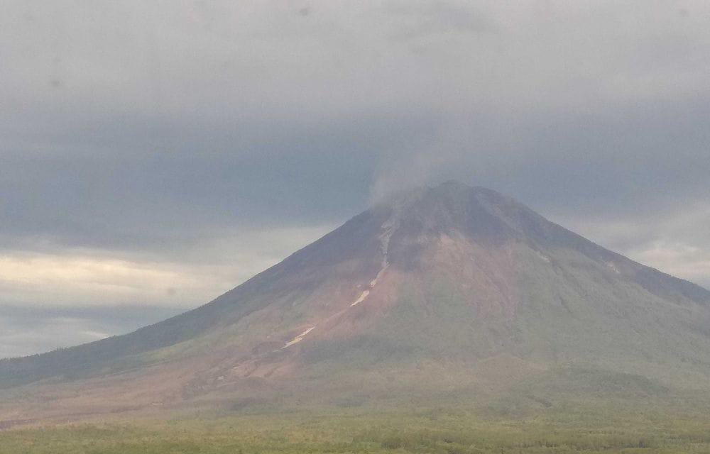 Gunung Semeru Lontarkan Guguran Awan Panas Setinggi 500 Meter
