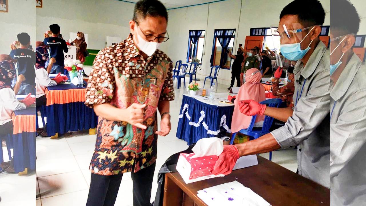 Incumbent Toni Herbiansyah Mencoblos di TPS 2 Desa Matabundu