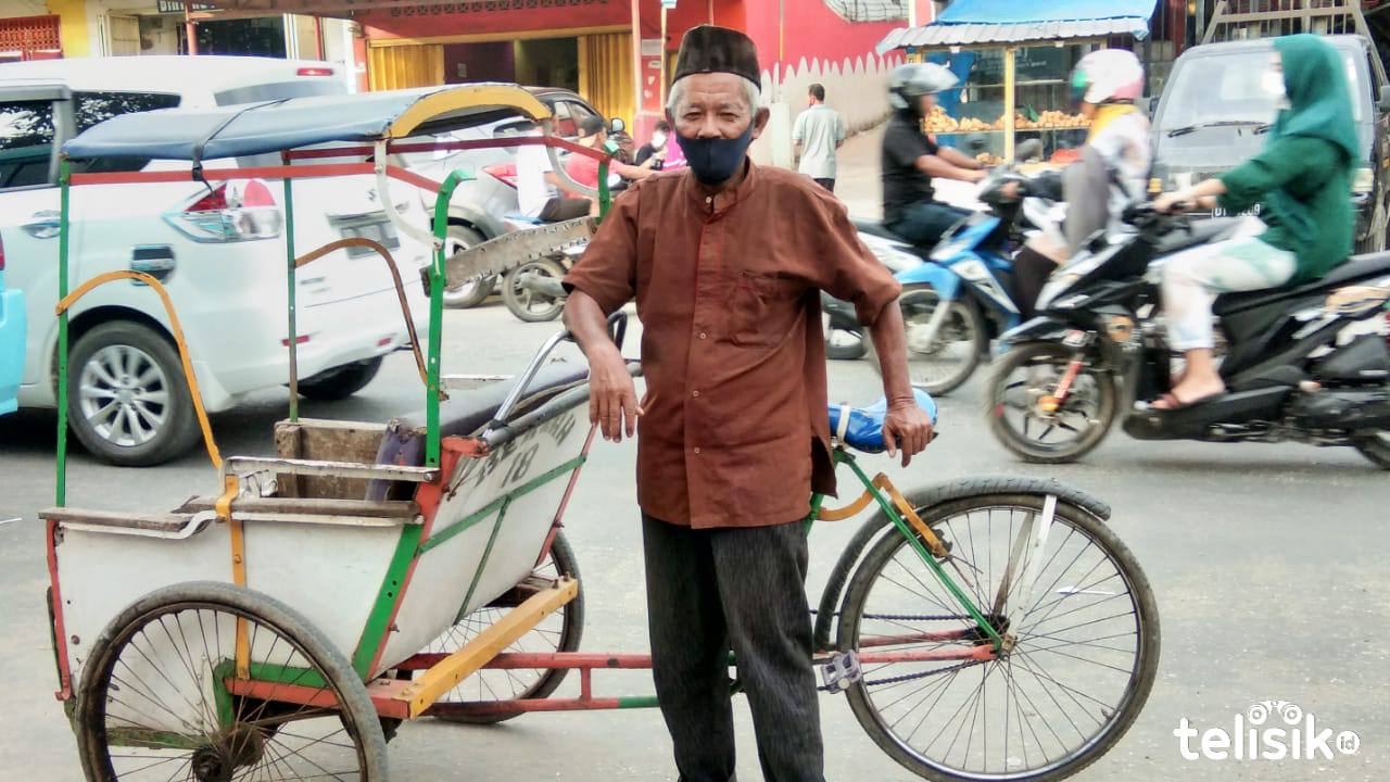 Kakek Sikke, Pria Senja yang Sudah Setengah Abad Mengayuh Becak