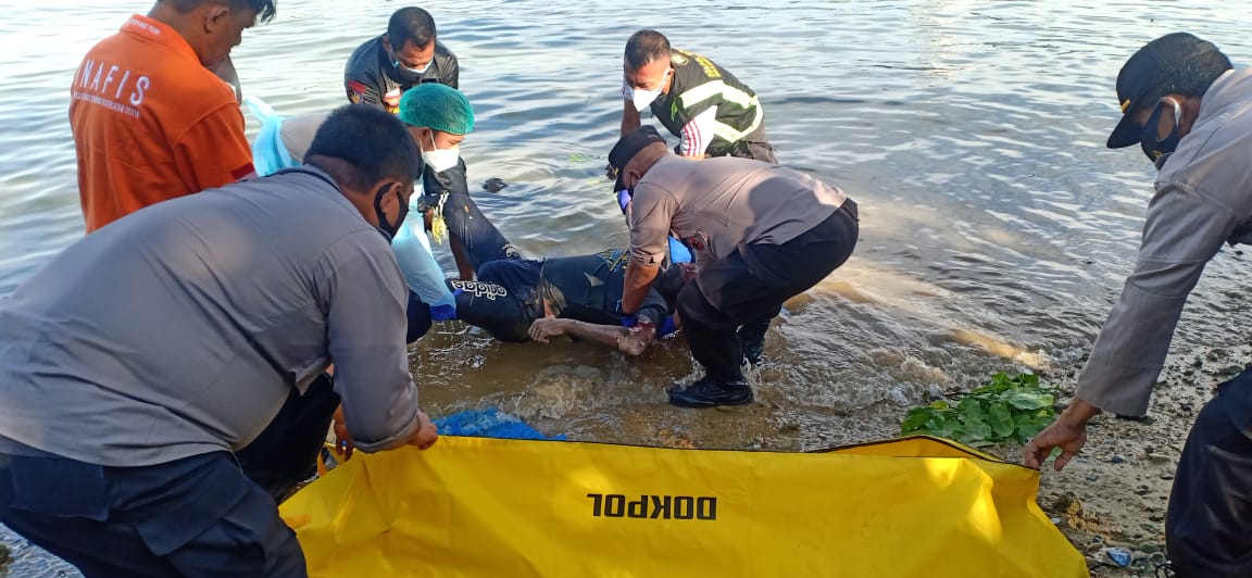 Mayat Pria Ditemukan Mengambang di Bawah Jembatan Kuning